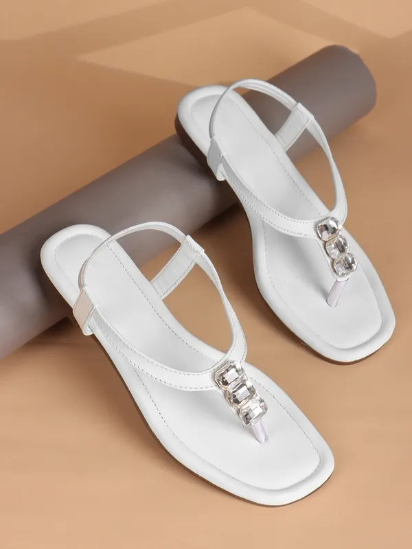 Trendy_Flat_Sandals_with_Crystal_Embellished_Strap_for_Women_�_Elegant_Everyday_Comfort_Footwear