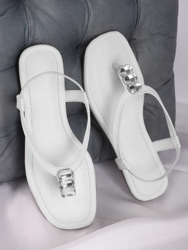 Trendy_Flat_Sandals_with_Crystal_Embellished_Strap_for_Women_�_Elegant_Everyday_Comfort_Footwear