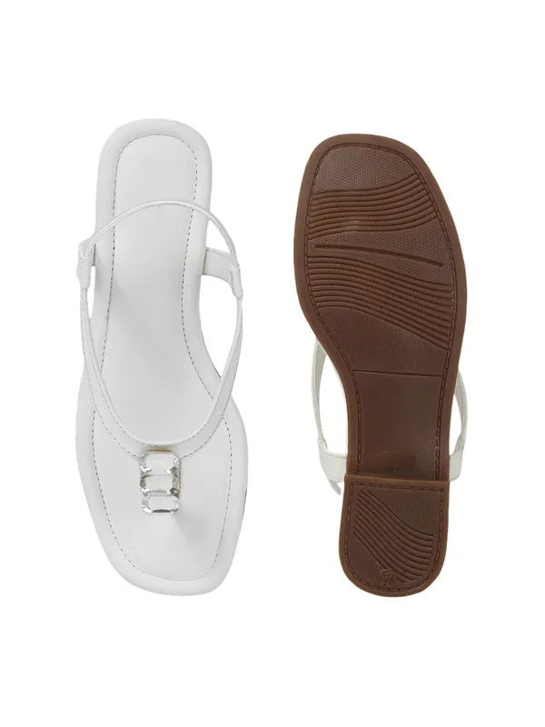 Trendy_Flat_Sandals_with_Crystal_Embellished_Strap_for_Women_�_Elegant_Everyday_Comfort_Footwear