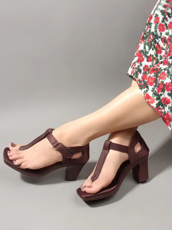 Elegant_Toe-Ring_Block_Heel_Sandals_for_Women_with_Adjustable_Strap