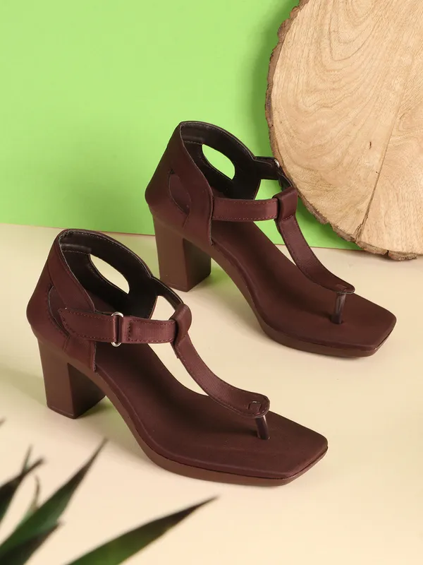 Elegant_Toe-Ring_Block_Heel_Sandals_for_Women_with_Adjustable_Strap