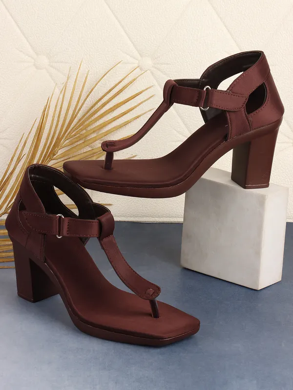 Elegant_Toe-Ring_Block_Heel_Sandals_for_Women_with_Adjustable_Strap