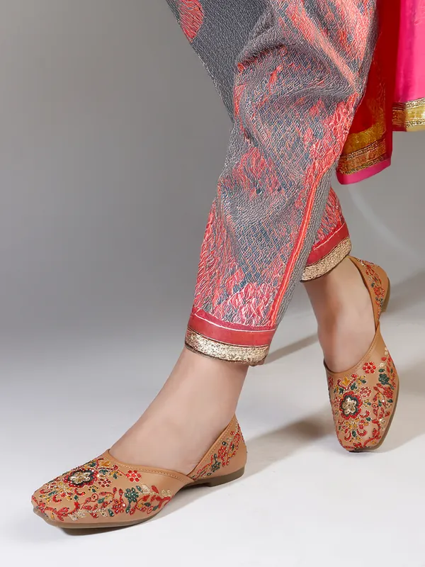 Elegant_Embroidered_Ethnic_Jutti_with_Floral_Detailing_and_Comfortable_Flat_Sole