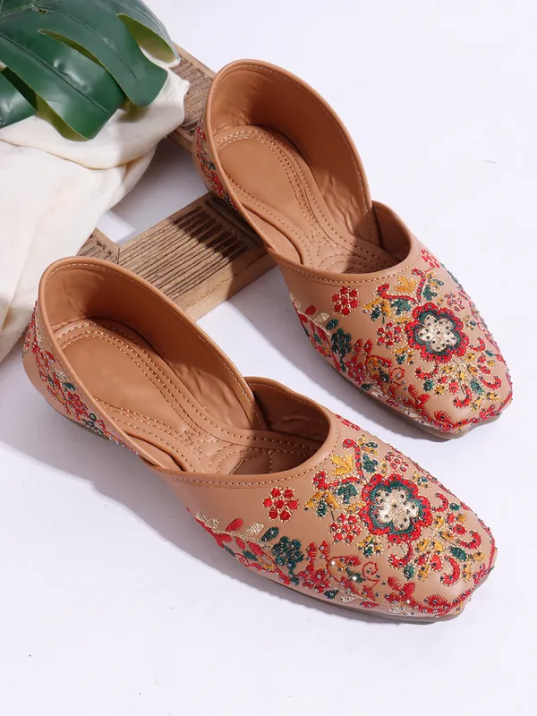 Elegant_Embroidered_Ethnic_Jutti_with_Floral_Detailing_and_Comfortable_Flat_Sole