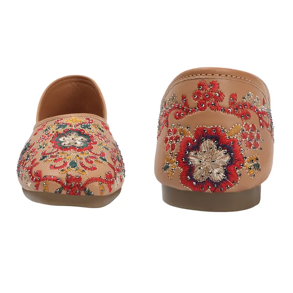 Elegant_Embroidered_Ethnic_Jutti_with_Floral_Detailing_and_Comfortable_Flat_Sole