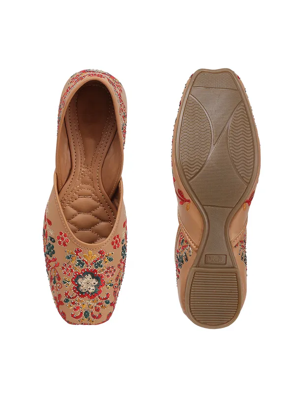 Elegant_Embroidered_Ethnic_Jutti_with_Floral_Detailing_and_Comfortable_Flat_Sole