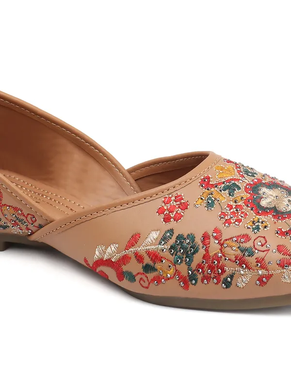 Elegant_Embroidered_Ethnic_Jutti_with_Floral_Detailing_and_Comfortable_Flat_Sole