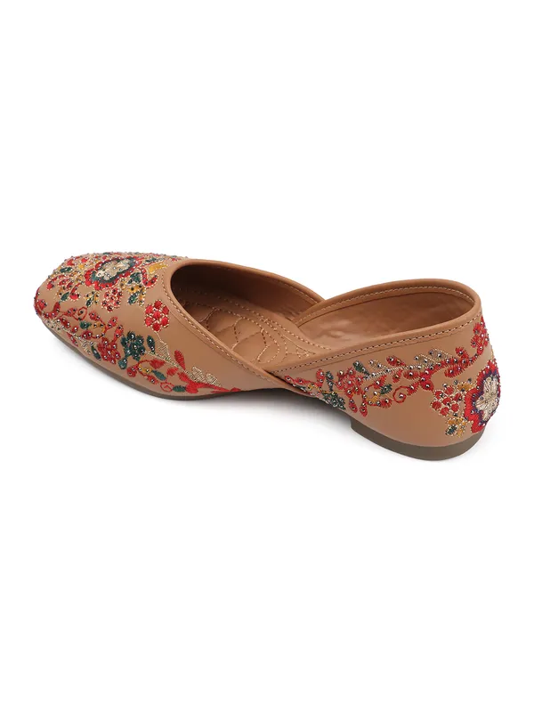 Elegant_Embroidered_Ethnic_Jutti_with_Floral_Detailing_and_Comfortable_Flat_Sole