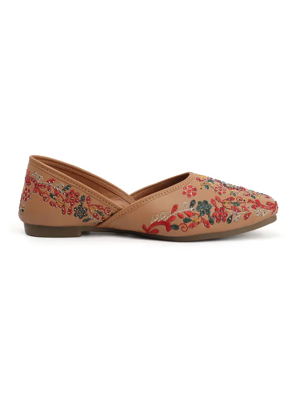 Elegant_Embroidered_Ethnic_Jutti_with_Floral_Detailing_and_Comfortable_Flat_Sole