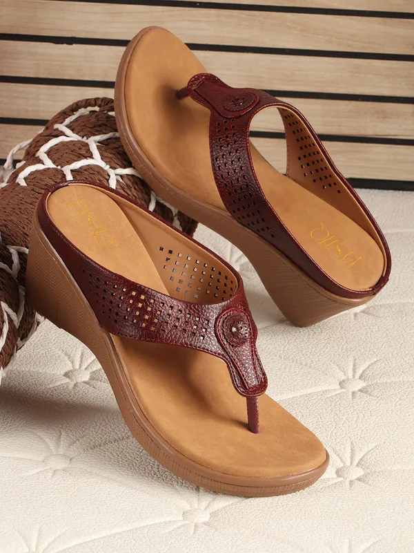 Stylish_Wedge_Heel_Sandals_for_Women_with_Toe_Ring_Design
