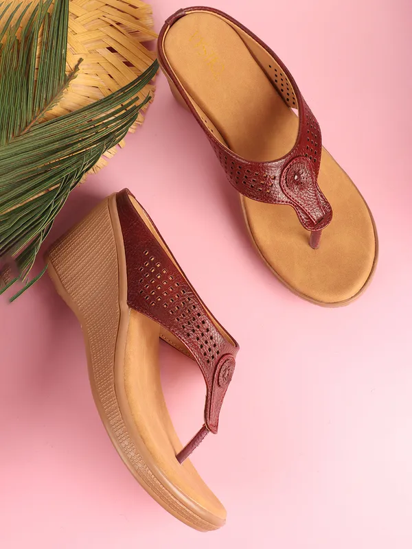 Stylish_Wedge_Heel_Sandals_for_Women_with_Toe_Ring_Design