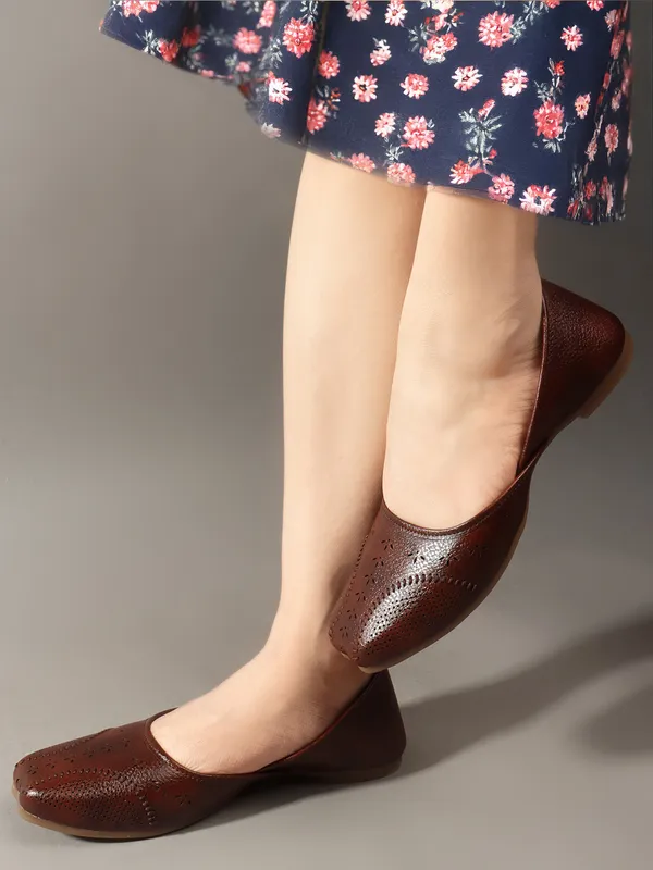 Traditional_handcrafted_leather_juttis_1.5_inch_Heel_featuring_a_square_toe_design,_intricate_perforations,_and_a_rich_brown_finish_for_ethnic_elegance.