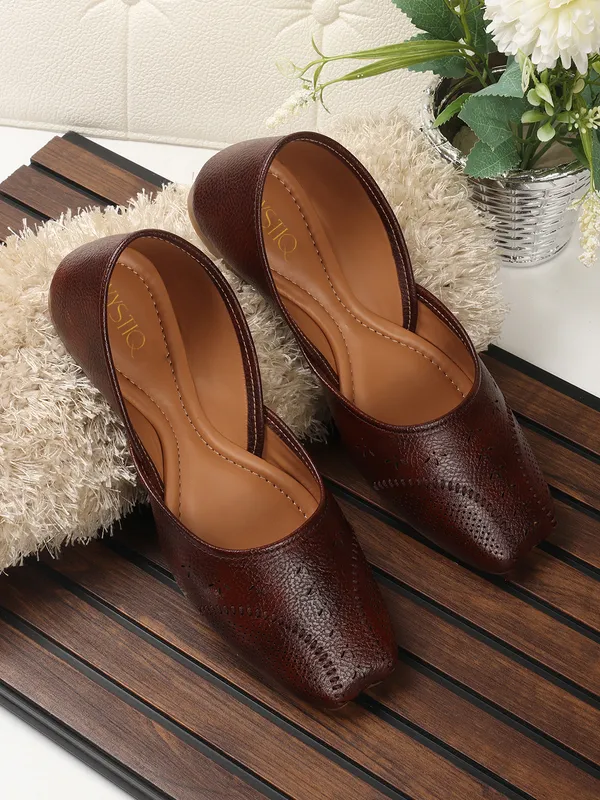 Traditional_handcrafted_leather_juttis_1.5_inch_Heel_featuring_a_square_toe_design,_intricate_perforations,_and_a_rich_brown_finish_for_ethnic_elegance.
