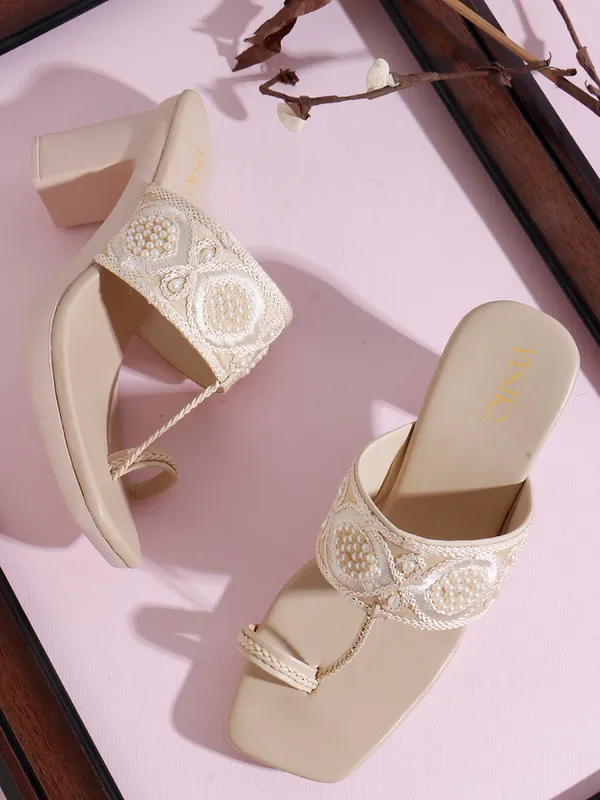 Ethnic_Block_Heeled_Sandals_with_Embroidered_Strap_and_Toe_Loop_for_Festive_and_Traditional_Wear