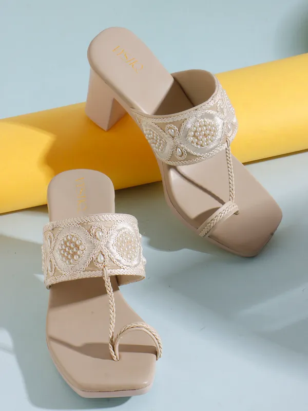 Ethnic_Block_Heeled_Sandals_with_Embroidered_Strap_and_Toe_Loop_for_Festive_and_Traditional_Wear