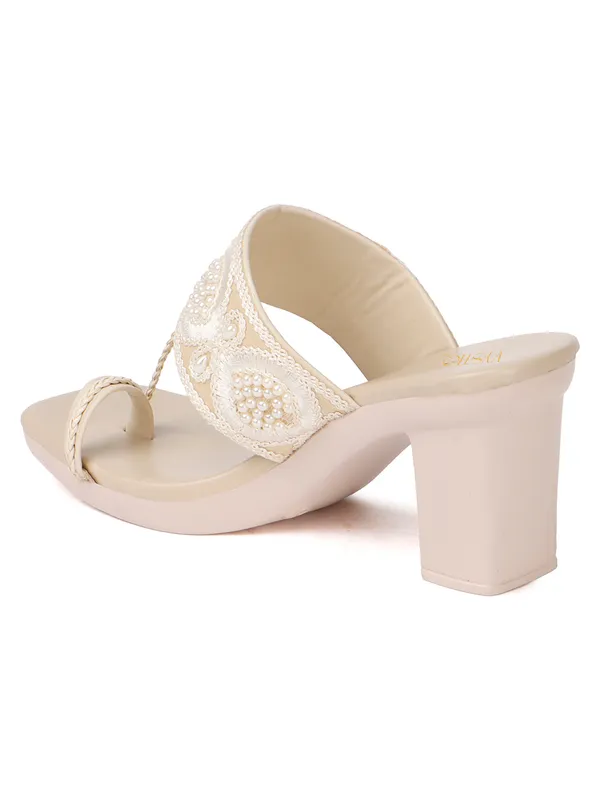 Ethnic_Block_Heeled_Sandals_with_Embroidered_Strap_and_Toe_Loop_for_Festive_and_Traditional_Wear