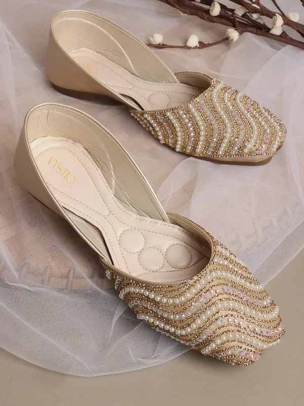 Elegant_Embellished_Flat_Jutti_with_Pearl_and_Crystal_Detailing_for_Women