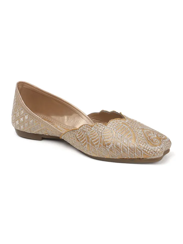 Elegant_Embroidered_Ethnic_Jutti_with_Intricate_Thread_Work_and_Comfortable_Cushioned_Insole_for_Festive_Occasions