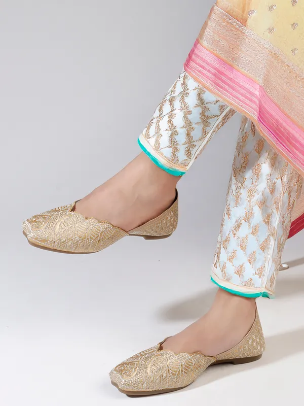Elegant_Embroidered_Ethnic_Jutti_with_Intricate_Thread_Work_and_Comfortable_Cushioned_Insole_for_Festive_Occasions