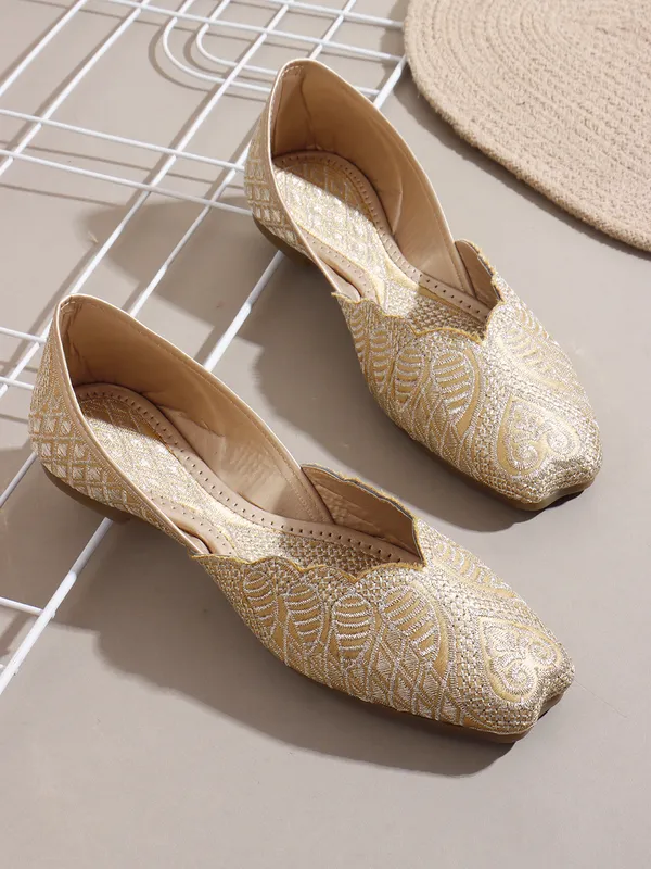 Elegant_Embroidered_Ethnic_Jutti_with_Intricate_Thread_Work_and_Comfortable_Cushioned_Insole_for_Festive_Occasions