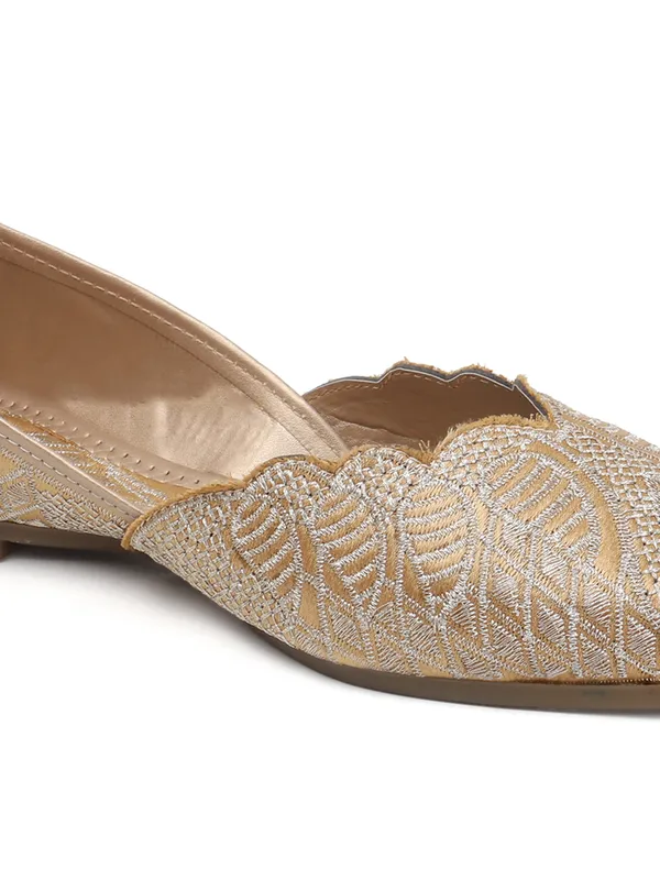 Elegant_Embroidered_Ethnic_Jutti_with_Intricate_Thread_Work_and_Comfortable_Cushioned_Insole_for_Festive_Occasions