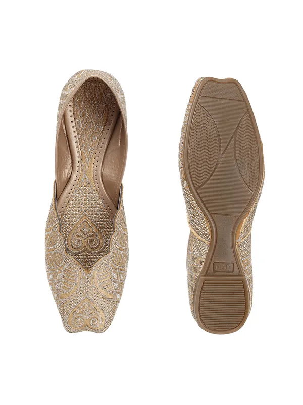 Elegant_Embroidered_Ethnic_Jutti_with_Intricate_Thread_Work_and_Comfortable_Cushioned_Insole_for_Festive_Occasions