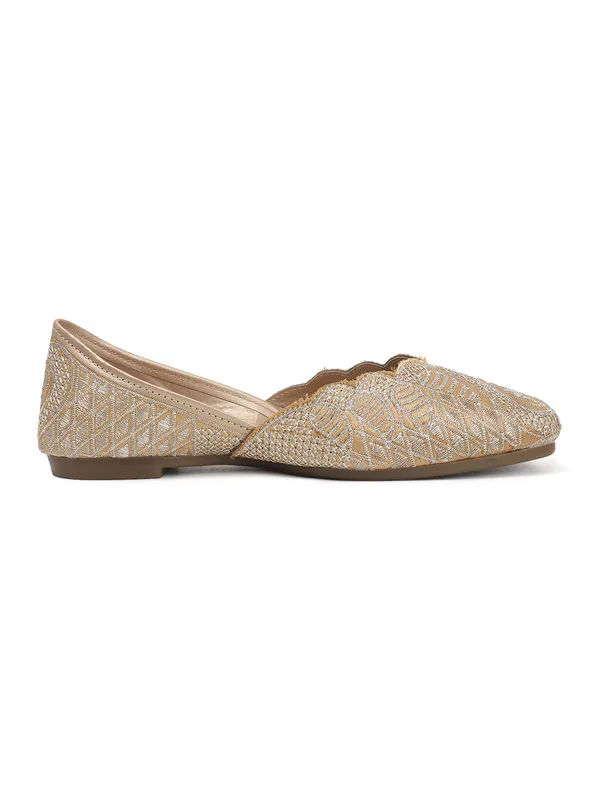 Elegant_Embroidered_Ethnic_Jutti_with_Intricate_Thread_Work_and_Comfortable_Cushioned_Insole_for_Festive_Occasions