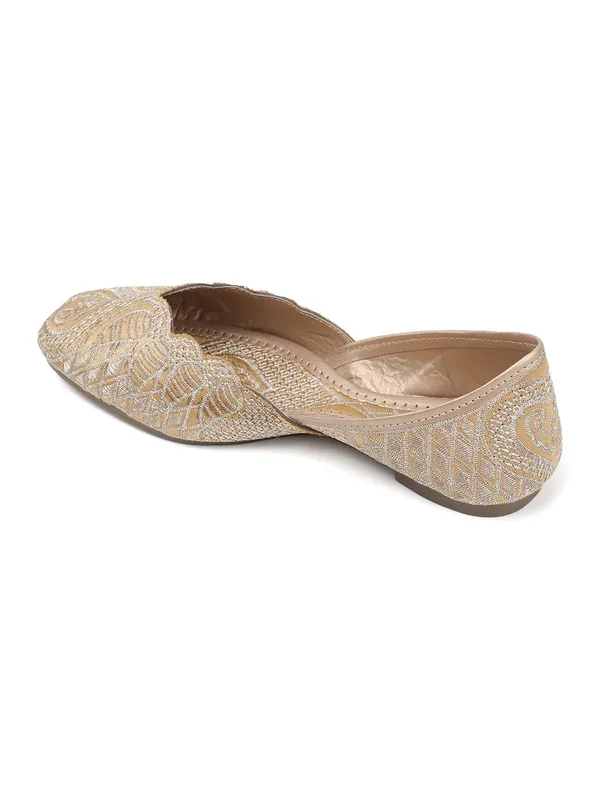 Elegant_Embroidered_Ethnic_Jutti_with_Intricate_Thread_Work_and_Comfortable_Cushioned_Insole_for_Festive_Occasions
