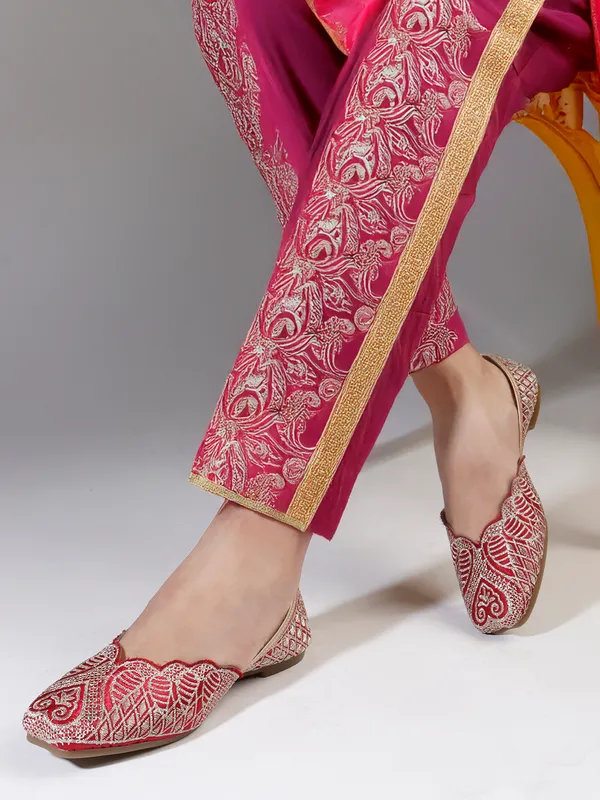 Elegant_Embroidered_Ethnic_Jutti_with_Intricate_Thread_Work_and_Comfortable_Cushioned_Insole_for_Festive_Occasions