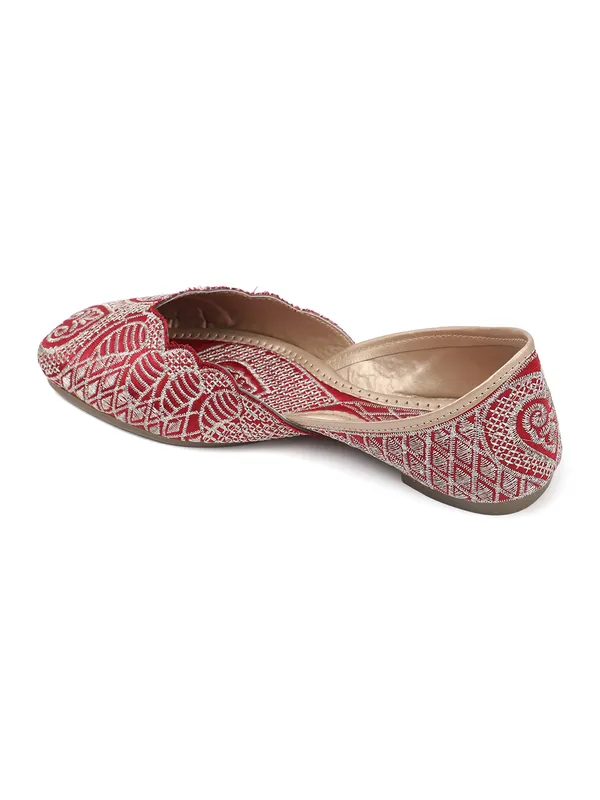 Elegant_Embroidered_Ethnic_Jutti_with_Intricate_Thread_Work_and_Comfortable_Cushioned_Insole_for_Festive_Occasions