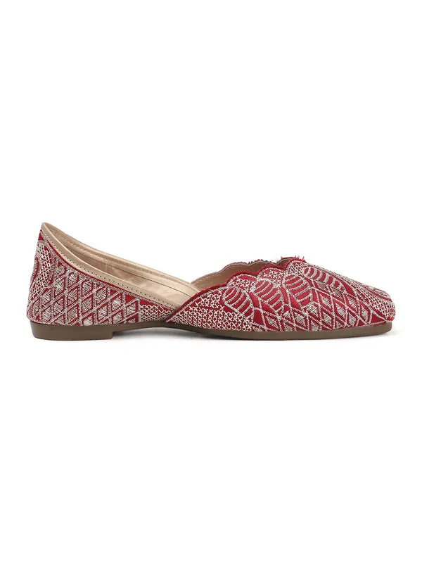 Elegant_Embroidered_Ethnic_Jutti_with_Intricate_Thread_Work_and_Comfortable_Cushioned_Insole_for_Festive_Occasions