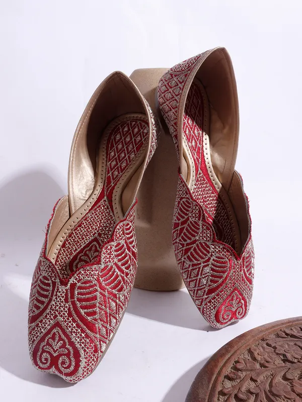 Elegant_Embroidered_Ethnic_Jutti_with_Intricate_Thread_Work_and_Comfortable_Cushioned_Insole_for_Festive_Occasions