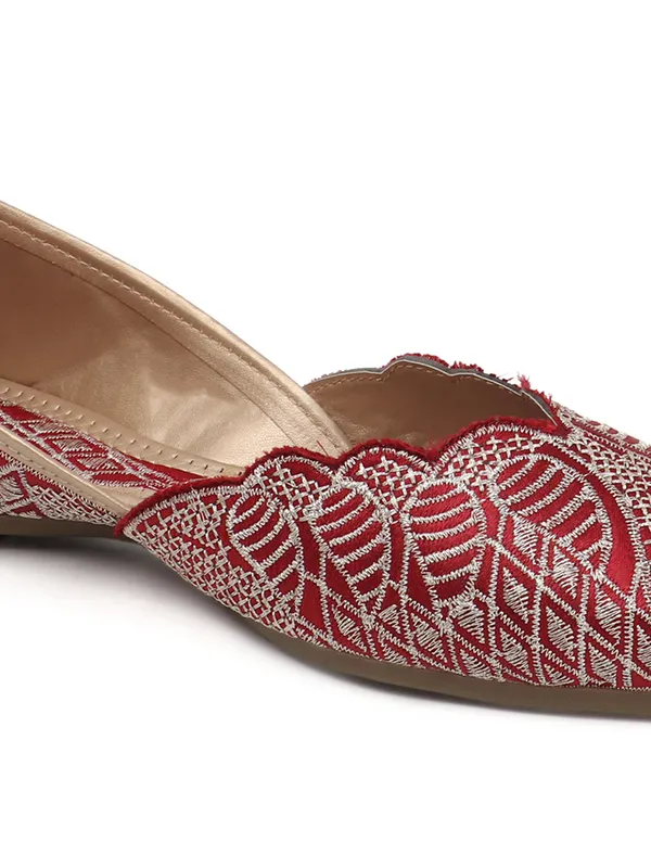Elegant_Embroidered_Ethnic_Jutti_with_Intricate_Thread_Work_and_Comfortable_Cushioned_Insole_for_Festive_Occasions