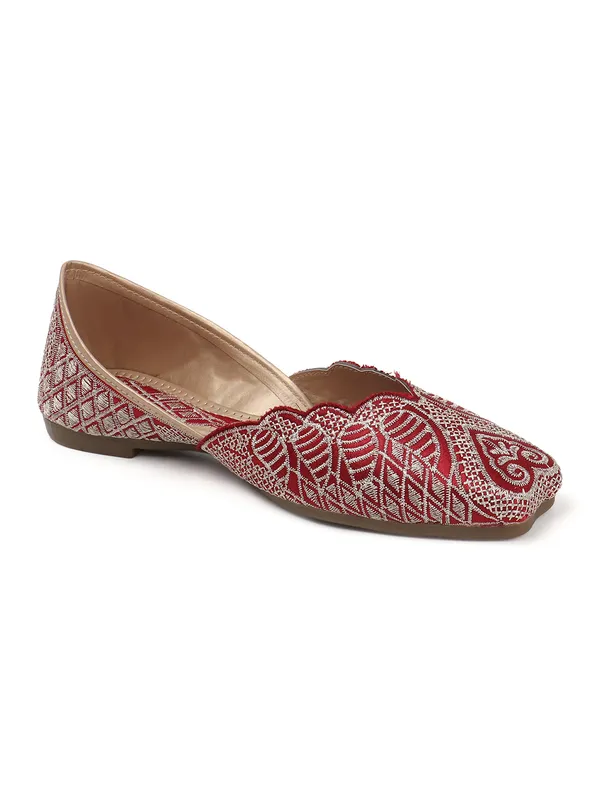 Elegant_Embroidered_Ethnic_Jutti_with_Intricate_Thread_Work_and_Comfortable_Cushioned_Insole_for_Festive_Occasions