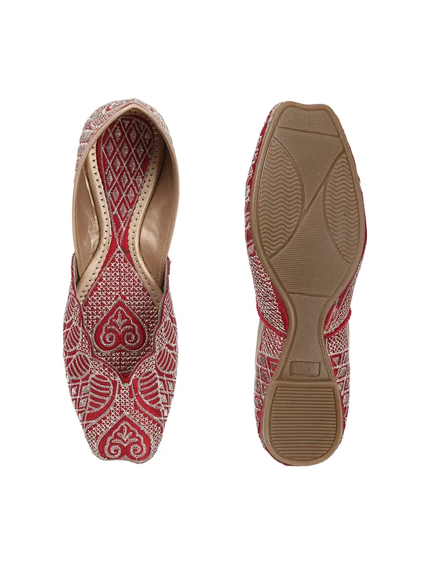 Elegant_Embroidered_Ethnic_Jutti_with_Intricate_Thread_Work_and_Comfortable_Cushioned_Insole_for_Festive_Occasions