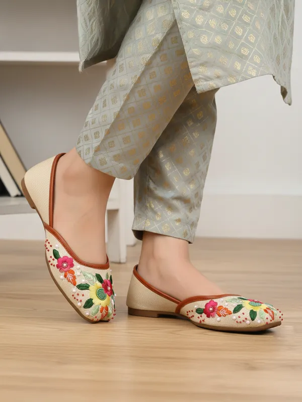 Women_Jutti