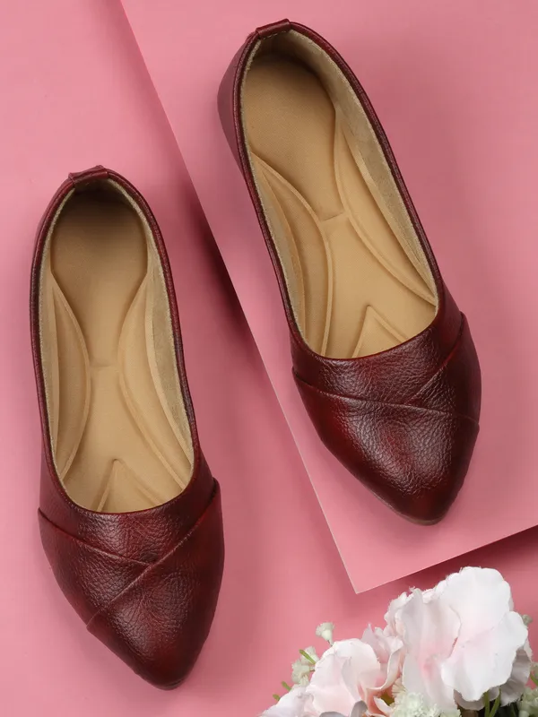 Classic_Dark_Textured_Faux_Leather_Ballerina_Flats_with_Soft_Cushioning_and_Elegant_Cross-Stitch_Design