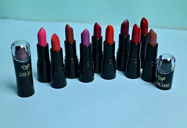 CORAL_PINK_The_Leaf_||Smooth__Weightless_Finish||_Sensational_Matte_Lipstick||_(_4Gm_)||