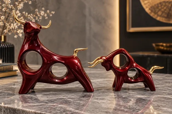 Crimson_Bull_Pair_Showpiece