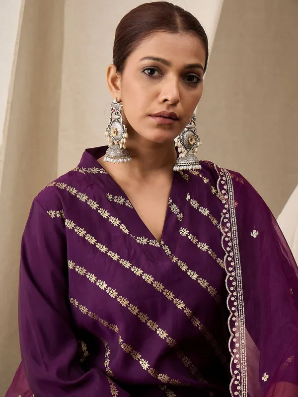 Wine_Chanderi_Kurta_Set_with_Leheriya_Foil_Print_&_Organza_Dupatta