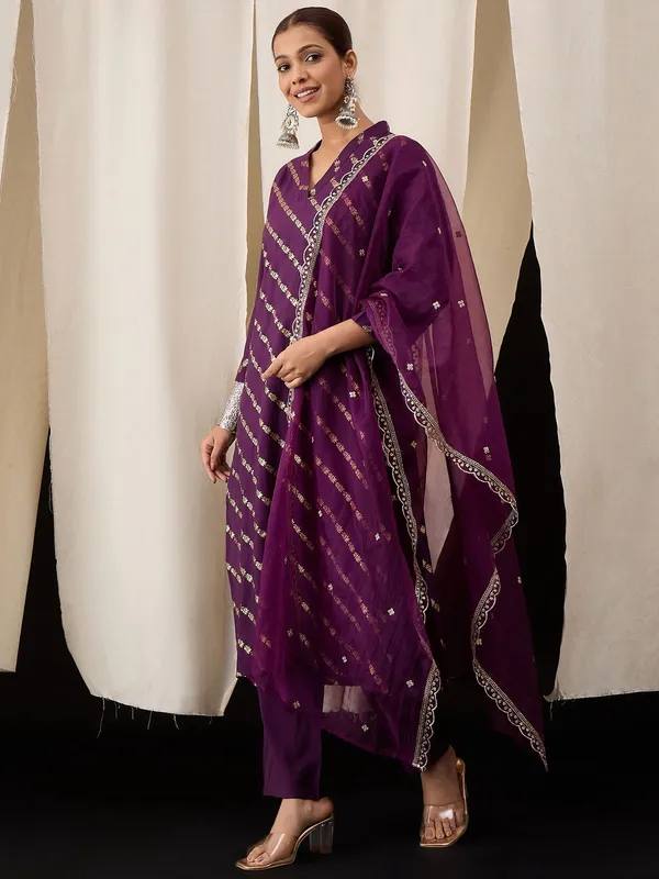 Wine_Chanderi_Kurta_Set_with_Leheriya_Foil_Print_&_Organza_Dupatta
