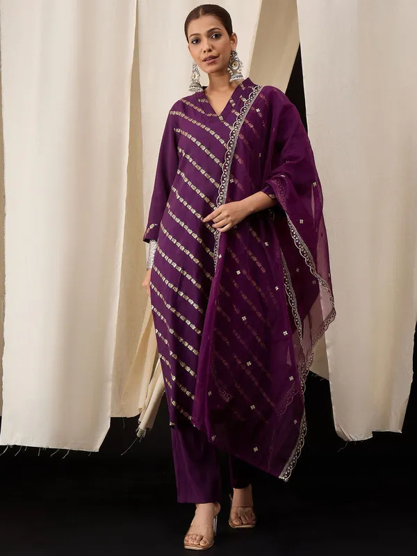 Wine_Chanderi_Kurta_Set_with_Leheriya_Foil_Print_&_Organza_Dupatta