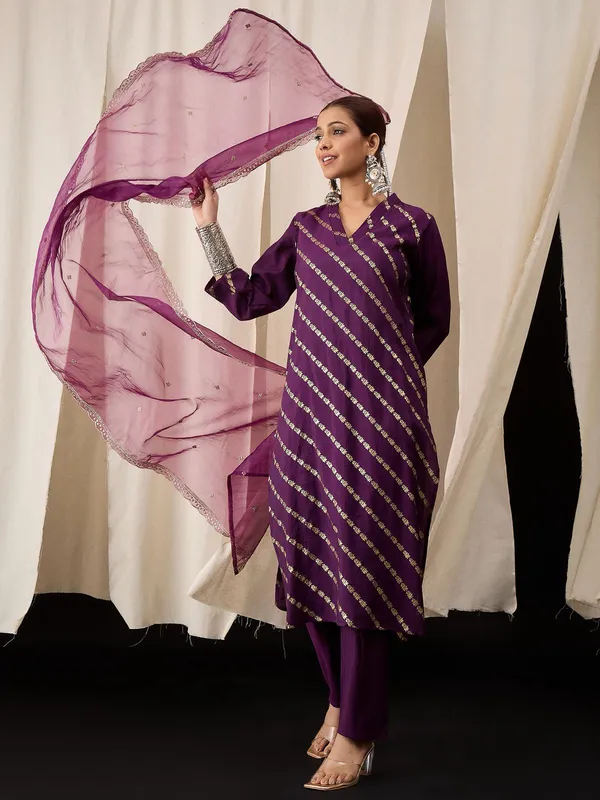 Wine_Chanderi_Kurta_Set_with_Leheriya_Foil_Print_&_Organza_Dupatta
