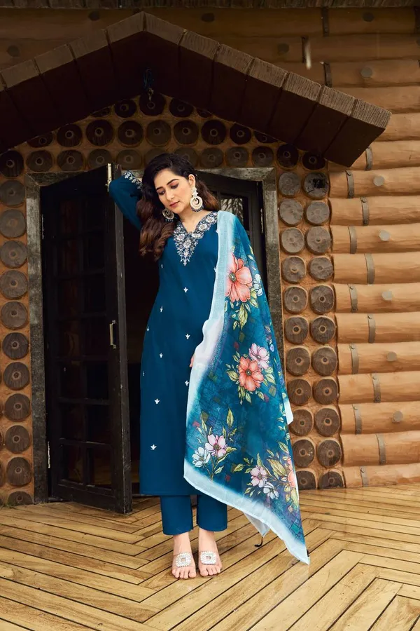 Kerocine_Embroidered_Kurta_Set_With_Floral_Chanderi_Dupatta_For_Women