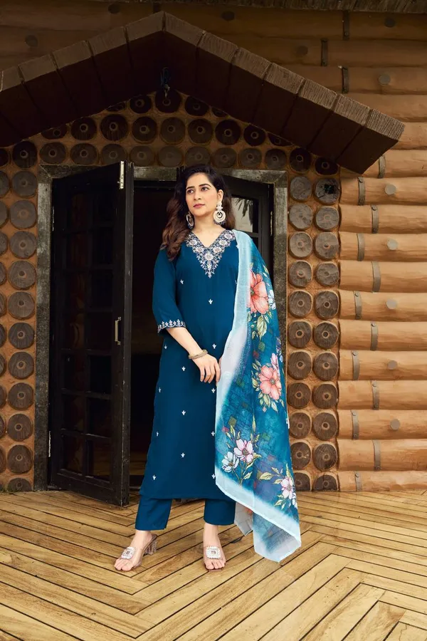Kerocine_Embroidered_Kurta_Set_With_Floral_Chanderi_Dupatta_For_Women