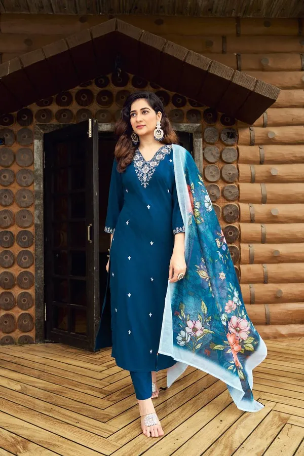 Kerocine_Embroidered_Kurta_Set_With_Floral_Chanderi_Dupatta_For_Women