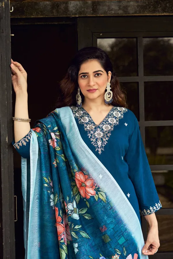 Kerocine_Embroidered_Kurta_Set_With_Floral_Chanderi_Dupatta_For_Women