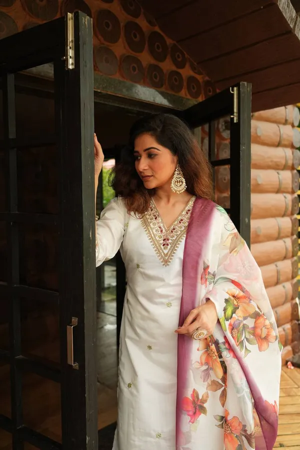 White_Embroidered_Kurta_Set_With_Floral_Chanderi_Dupatta_For_Women