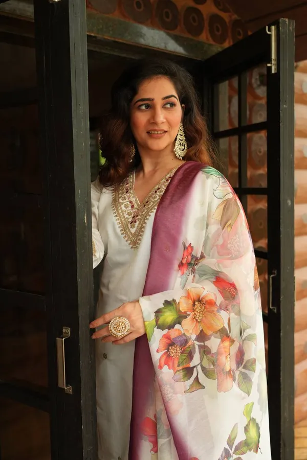 White_Embroidered_Kurta_Set_With_Floral_Chanderi_Dupatta_For_Women