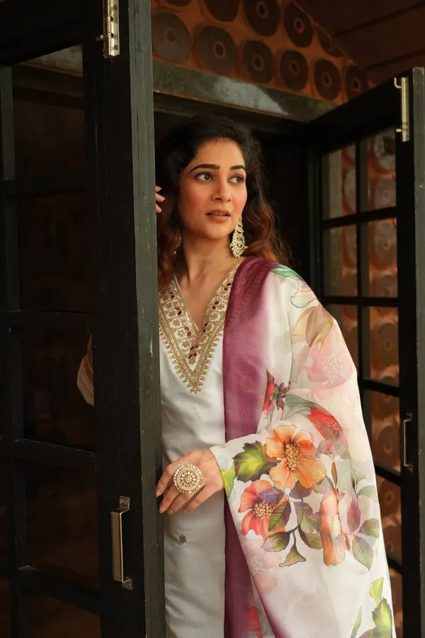 White_Embroidered_Kurta_Set_With_Floral_Chanderi_Dupatta_For_Women